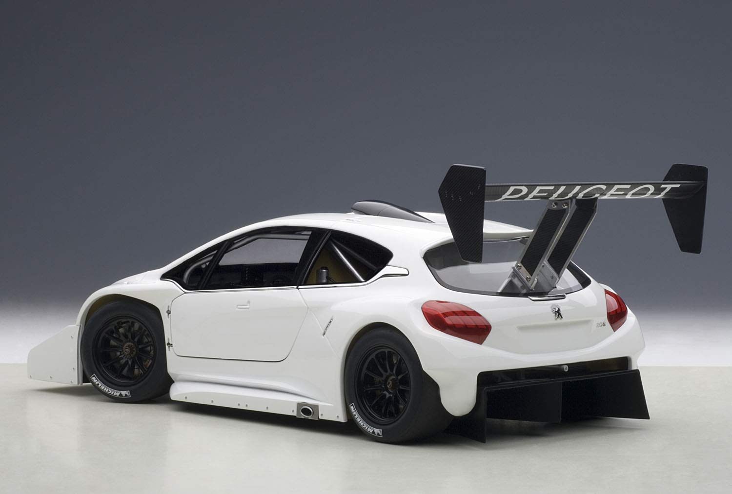 【美品】プジョー 208 T16 パイクスピーク仕様 1/18 Amazon.co.jp: AUTOart 1/18 プジョー 208 T16 パイクスピーク 2013年